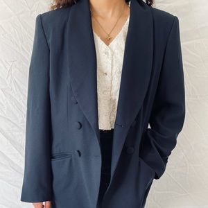 Hi I’m selling this cute blazer it is good quality